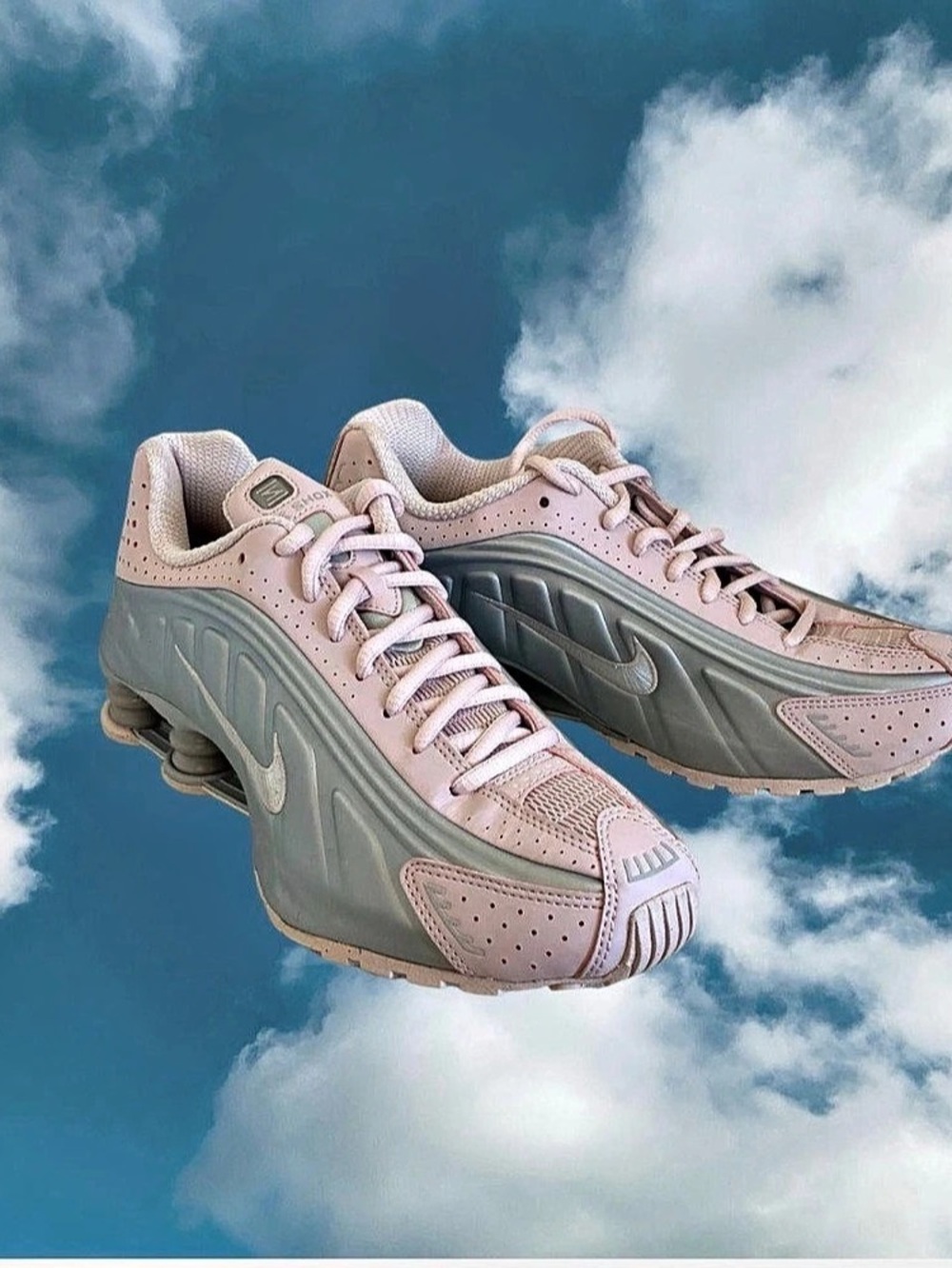 NWOB Nike Shox R4 Pink & silver Sneakers